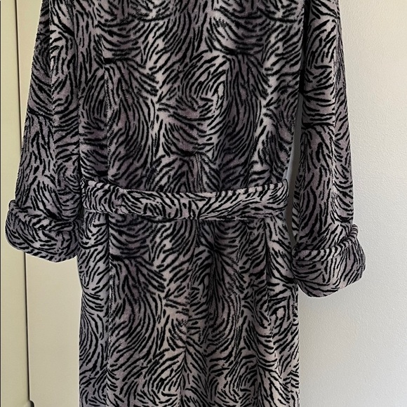 Oscar de la Renta womens Robe Size S/M Fleece Multicultural - Picture 2 of 4